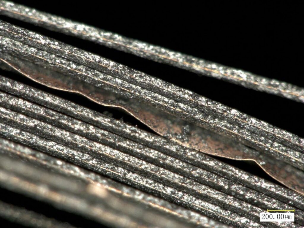 Wavy edges in slitting of pole piece