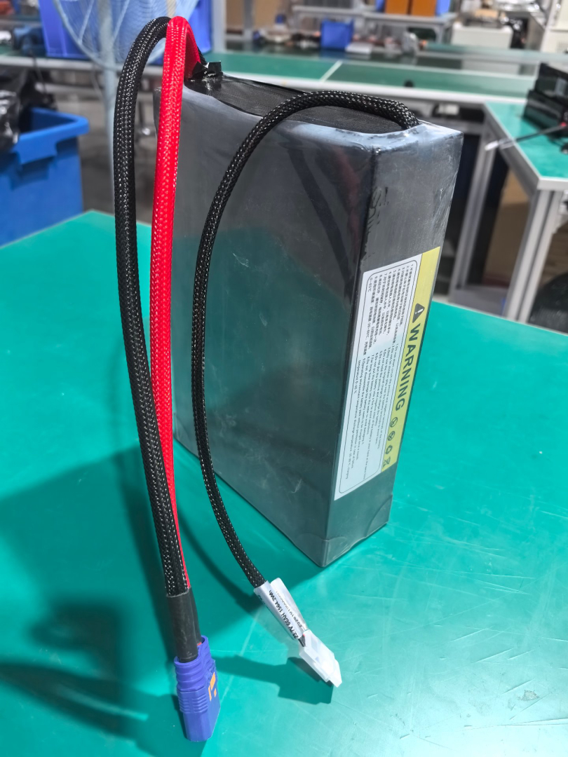 Prismatic lithium battery pack with high-current connectors