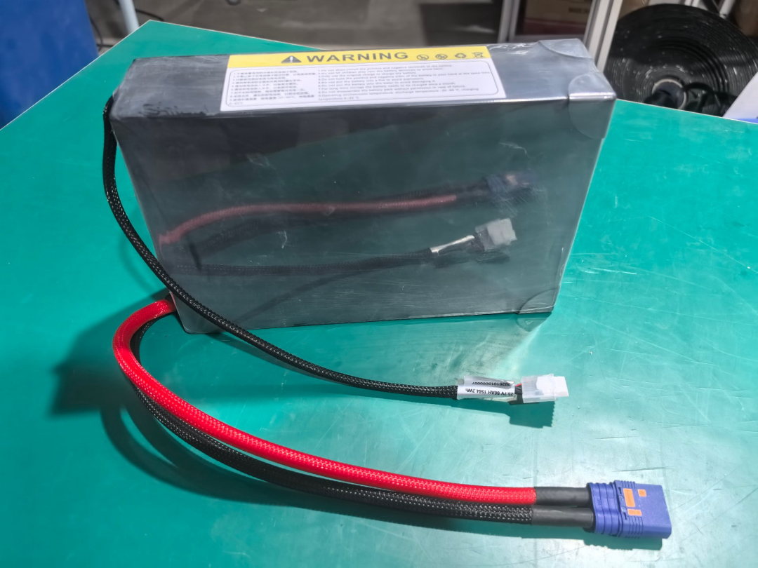Sealed lithium battery pack with XT60 discharge connector